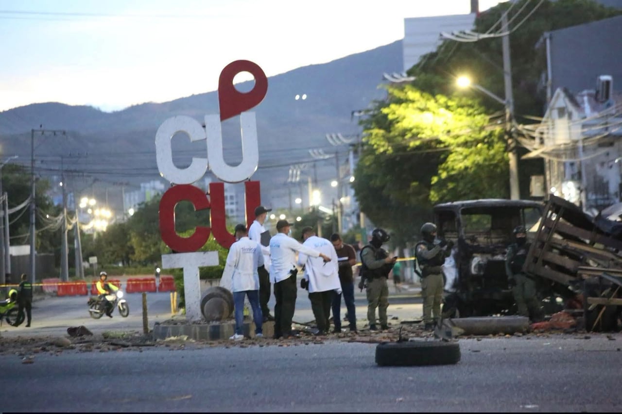 Ataque en Cúcuta con carrobomba en la madrugada de este sábado 1 de agosro, son más de quince policías heridos.