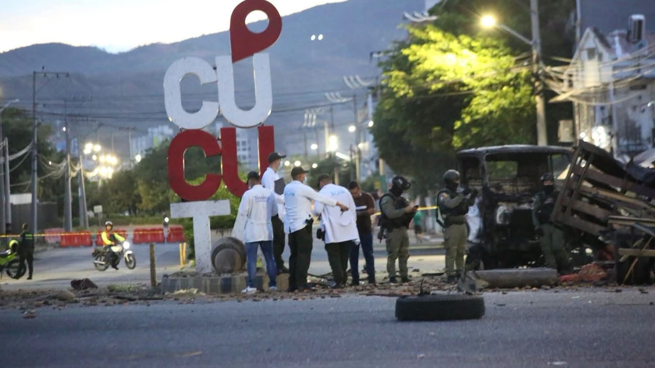 Ataque en Cúcuta con carrobomba en la madrugada de este sábado 1 de agosro, son más de quince policías heridos.