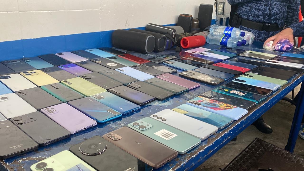 Celulares, cuchillos, estupefacientes, licor y hasta licuadoras encontró el Inpec en las celdas de la cárcel La Picota.