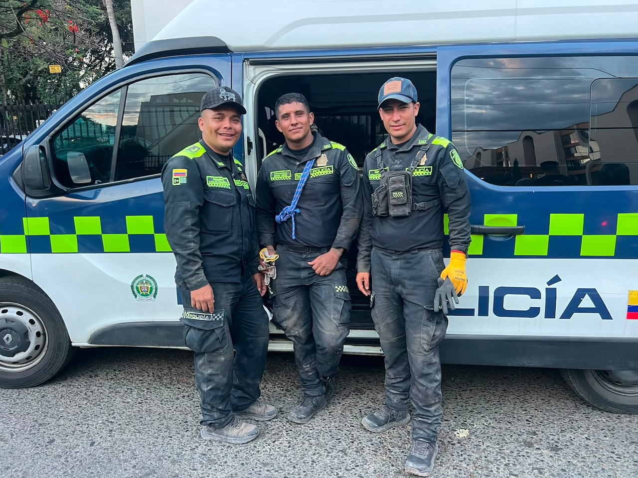 A la derecha, el intendente Sebastián Daza, quien apoyó las labores de rescate en el edificio colapsado en Capri.