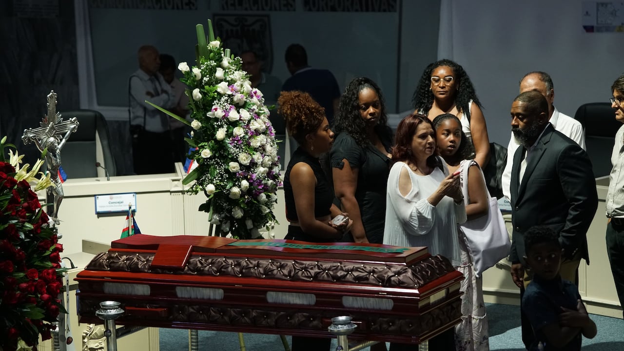 Homenaje a Leonor González Mina en la plenaria del Concejo de Cali.