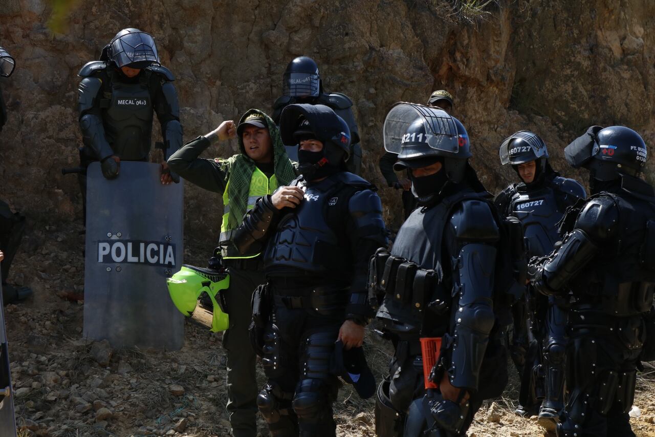 Desde el domingo, la Subsecretaría de Acceso a los Servicios de Justicia de Cali con la Policía Metropolitana y otras entidades tratan de desalojar un grupo de invasores en el cerro de Las Antenas. Foto cortesía Subsecretaría de Acceso a los Servicios de Justicia.