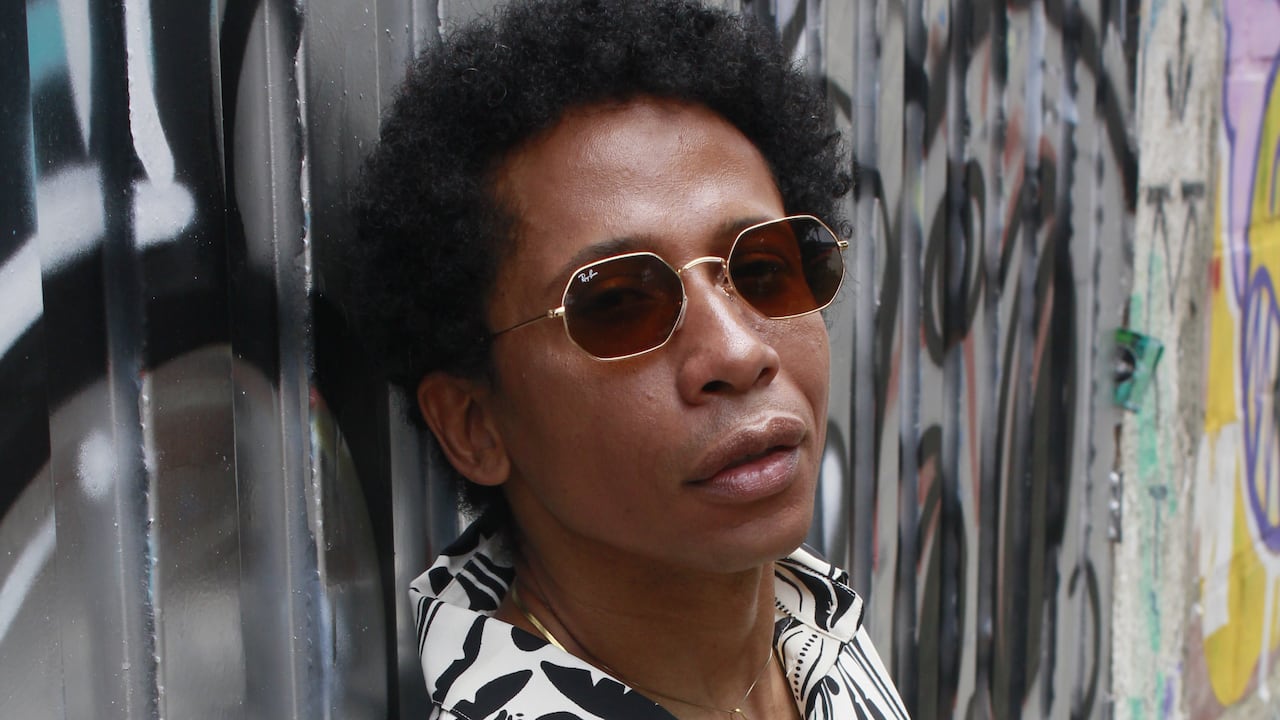 Abad. artista caleño, intérprete de R&B y soul contemooráneo.