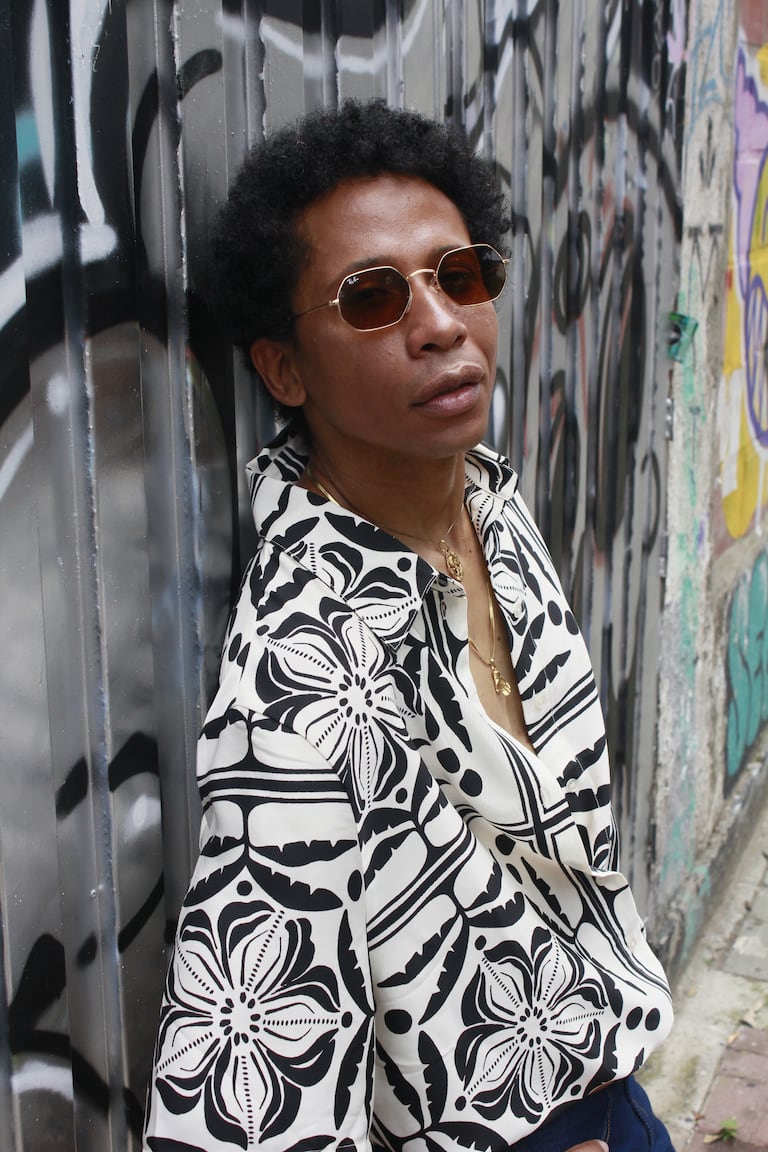Abad. artista caleño, intérprete de R&B y soul contemooráneo.
