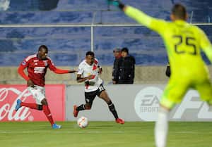 Independiente Medellin's defender Jhon Palacios (L) and Always Ready's Ecuadorian midfielder Jose Carabali fight for the ball during the Copa Sudamericana group stage first leg match between Bolivia's Always Ready and Colombia's Independiente Medellin at Municipal de Villa Ingenio stadium in El Alto, Bolivia on April 4, 2024. (Photo by JORGE BERNAL / AFP)