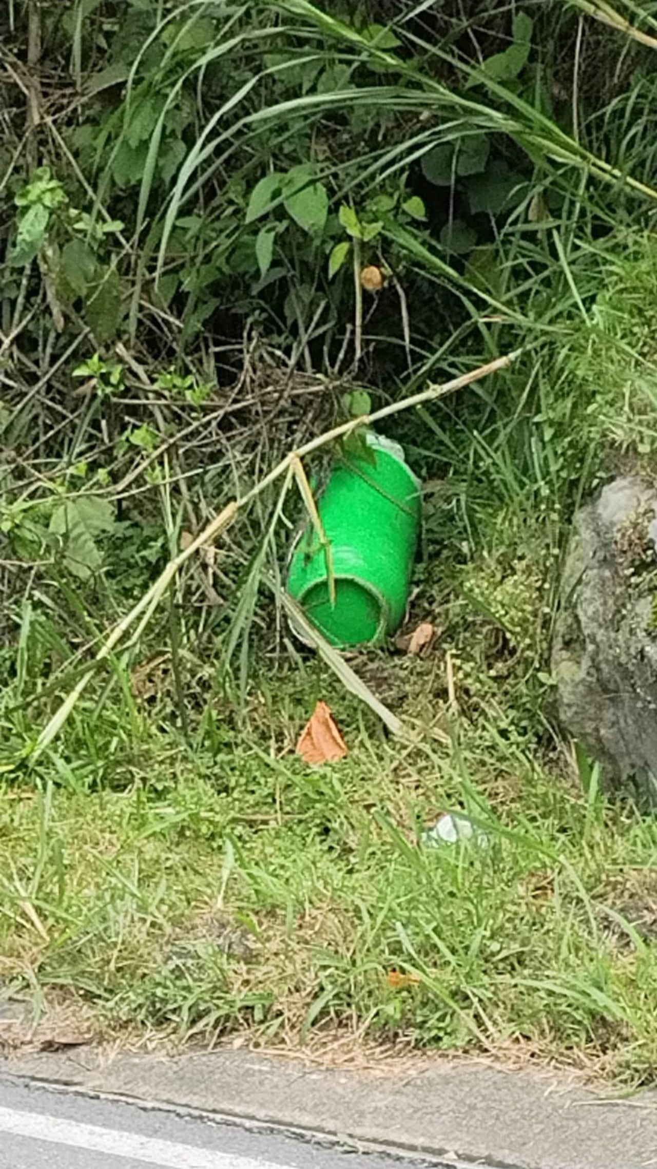 Largas filas de vehículos permanecen detenidas en el sector de Las Piedras, en la vía entre Popayán y Pasto, tras el ataque con explosivos.