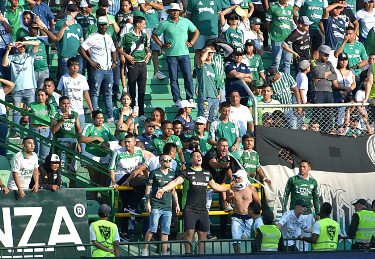 Disturbios en el partido Deportivo Cali vs Patriotas, Hinchas se ingresaron a la cancha. foto Raúl Palacios