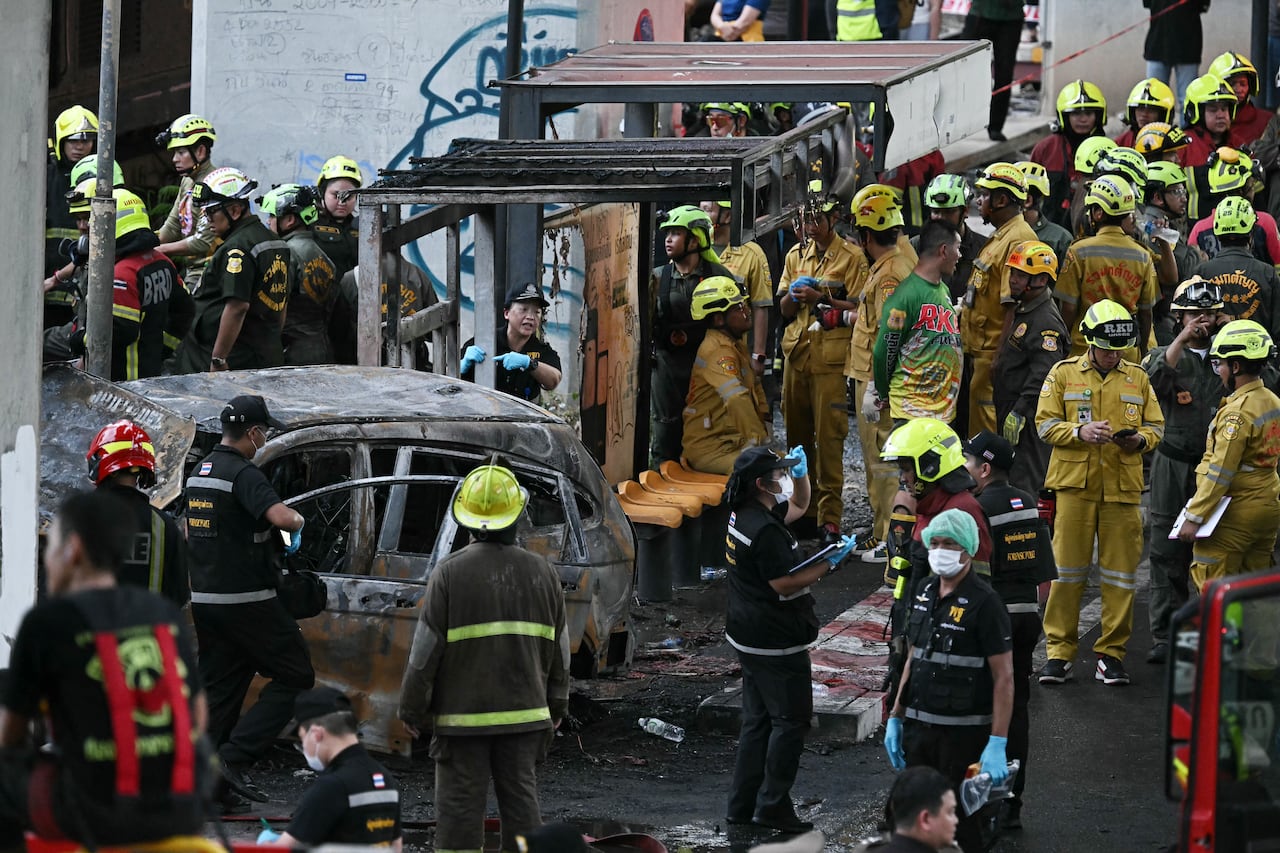 Agentes de la policía forense, rescatistas y bomberos se encuentran en el lugar de la colisión entre un tren y un autobús debajo de la estación de tren del aeropuerto de Makkasan en Bangkok, el 16 de mayo de 2026. (Foto de Lillian SUWANRUMPHA / AFP)