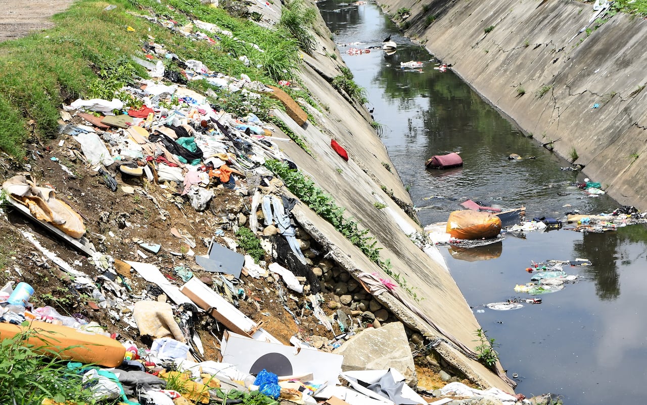 Basuras en la Galeria de Santa Elena y en el Centro de Cali . Mayo 24 de 2024 . Foto Wirman Rios