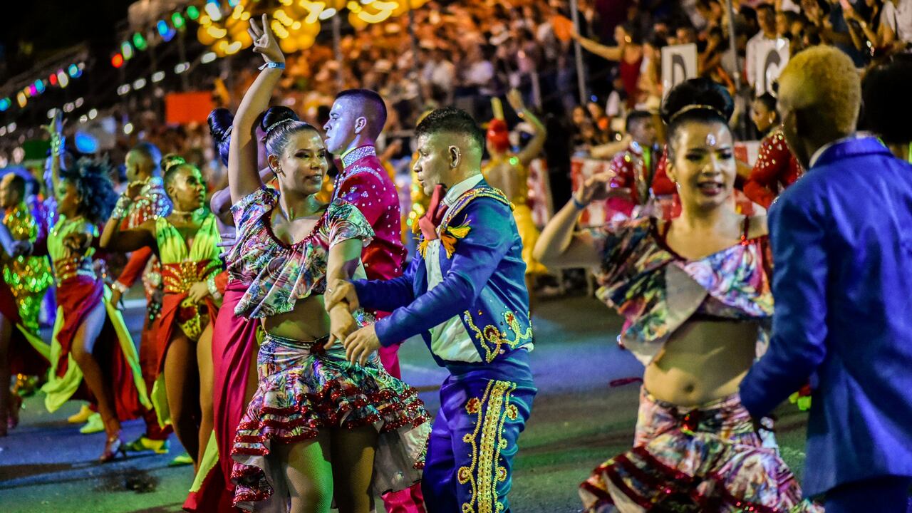 El Salsódromo celebra 15 años con el despliegue del talento de más de dos mil bailarines de las escuelas de salsa caleñas.