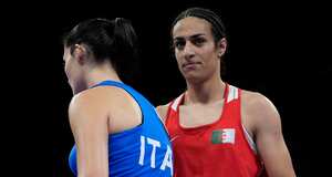 La argelina Imane Khelif (derecha) camina junto a la italiana Angela Carini después de su combate preliminar de boxeo femenino de 66 kg en los Juegos Olímpicos de Verano de 2024, el jueves 1 de agosto de 2024, en París, Francia. (Foto AP/John Locher)
