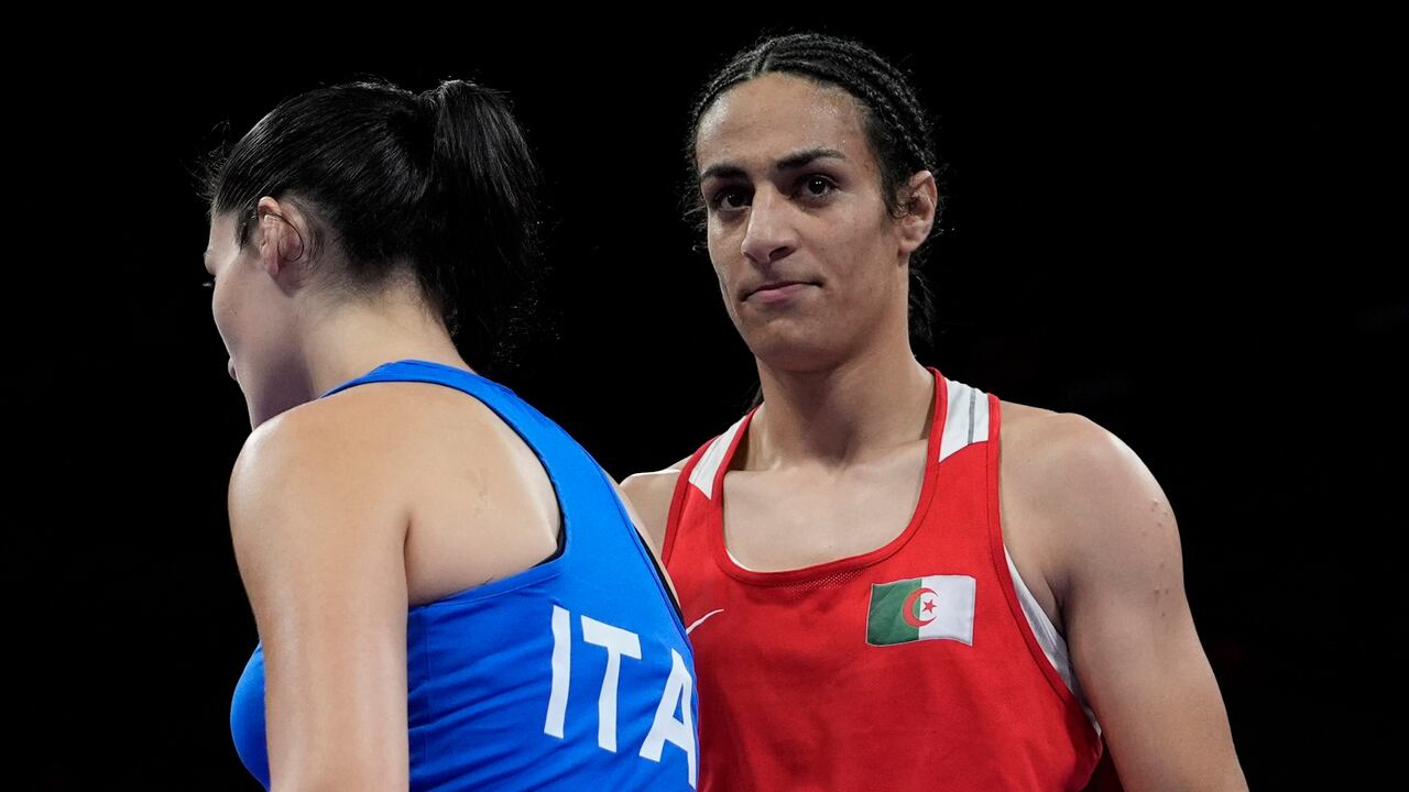 La argelina Imane Khelif (derecha) camina junto a la italiana Angela Carini después de su combate preliminar de boxeo femenino de 66 kg en los Juegos Olímpicos de Verano de 2024, el jueves 1 de agosto de 2024, en París, Francia. (Foto AP/John Locher)