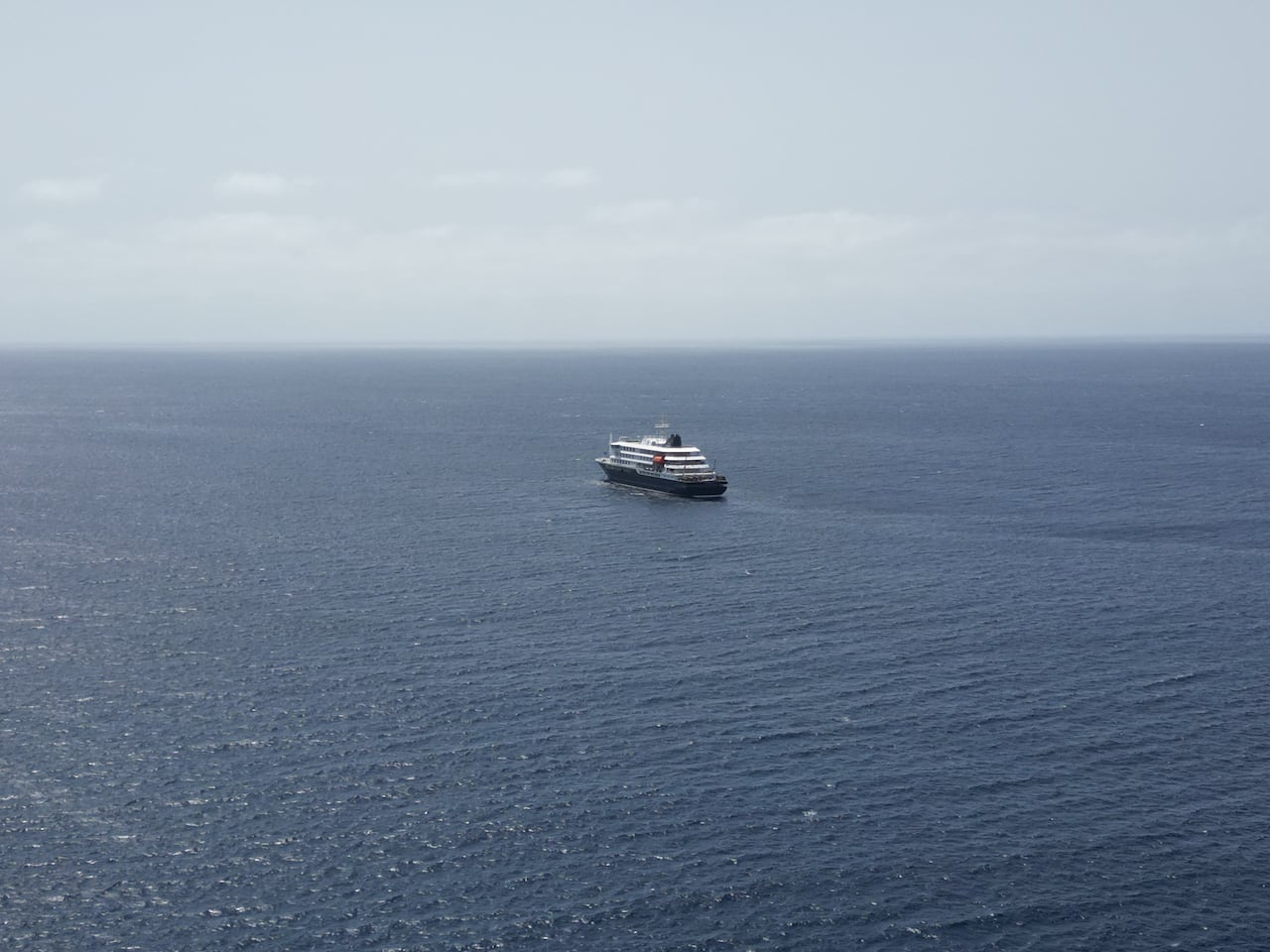 Según un comunicado de Oceanwide Expeditions, se está "considerando" la posibilidad de que las Islas Canarias sean el destino del desembarco de la embarcación, que lleva a bordo 149 personas de 23 nacionalidades, después de que Cabo Verde denegara la entrada.