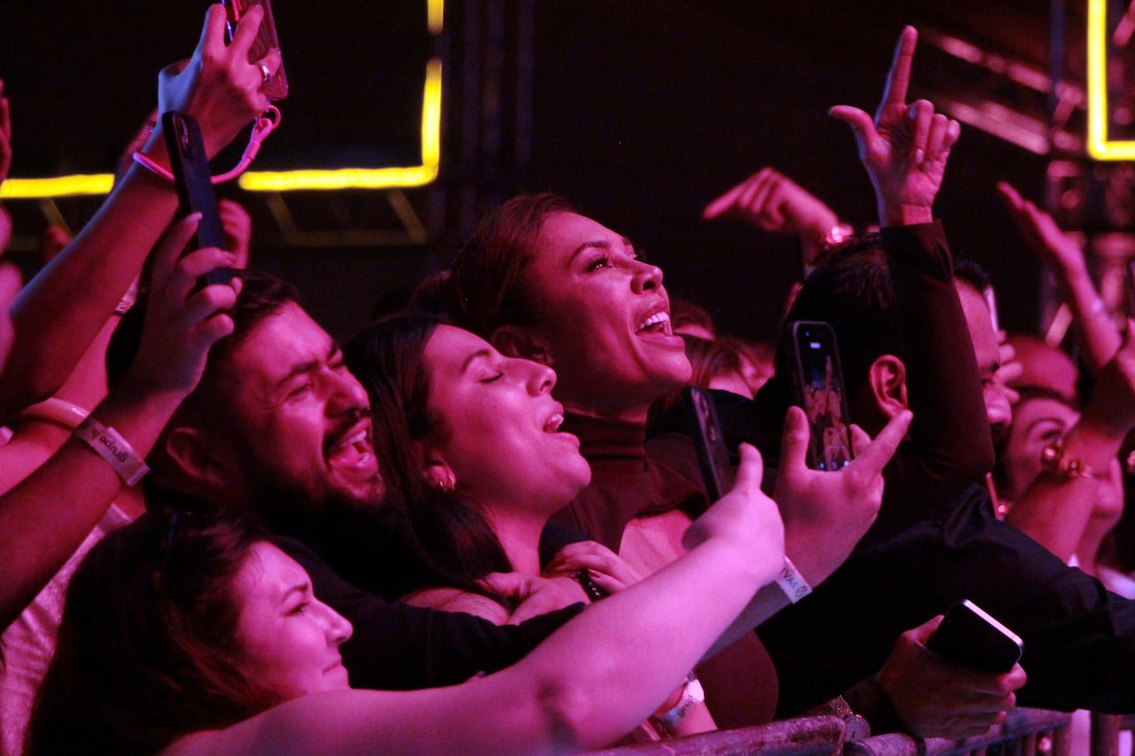 Miles de asistentes corearon y bailaron al unísono los clásicos de la salsa, protagonizando uno de los momentos más emotivos de Chivas House 2025, una celebración que exalta la alegría y el sentido de pertenencia caleño.