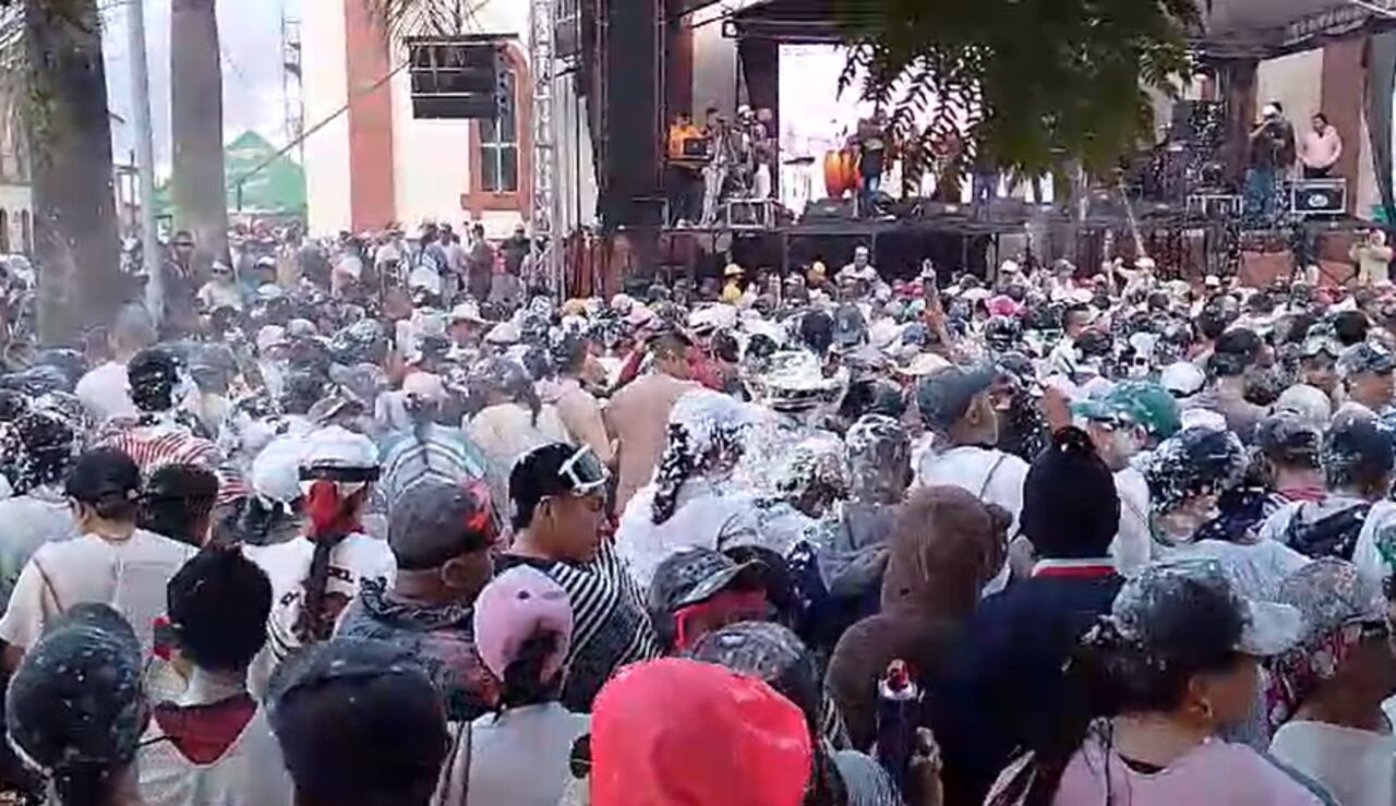 Los tambeños aún rumbean en la el parque principal de este municipio del centro del Cauca.