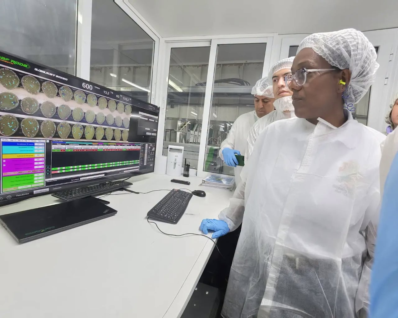 La comisión técnica recorrió en terreno las etapas del proceso productivo, identificando buenas prácticas en manejo poscosecha, clasificación por calibres y empaque del aguacate Hass para exportación.