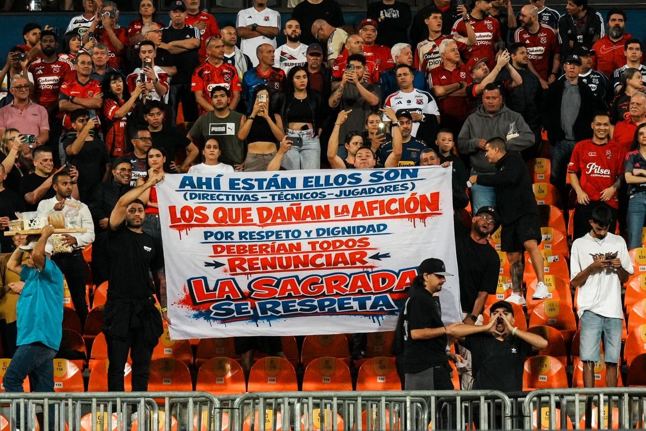Protesta de los hinchas del Independiente Medellín que suspendió el partido de Copa Libertadores contra Flamengo.