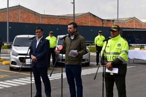 En el lugar de allanamiento encontraron armas, placas de vehículos, granadas, réplicas de chaquetas y chalecos balísticos con logos de la Policía.