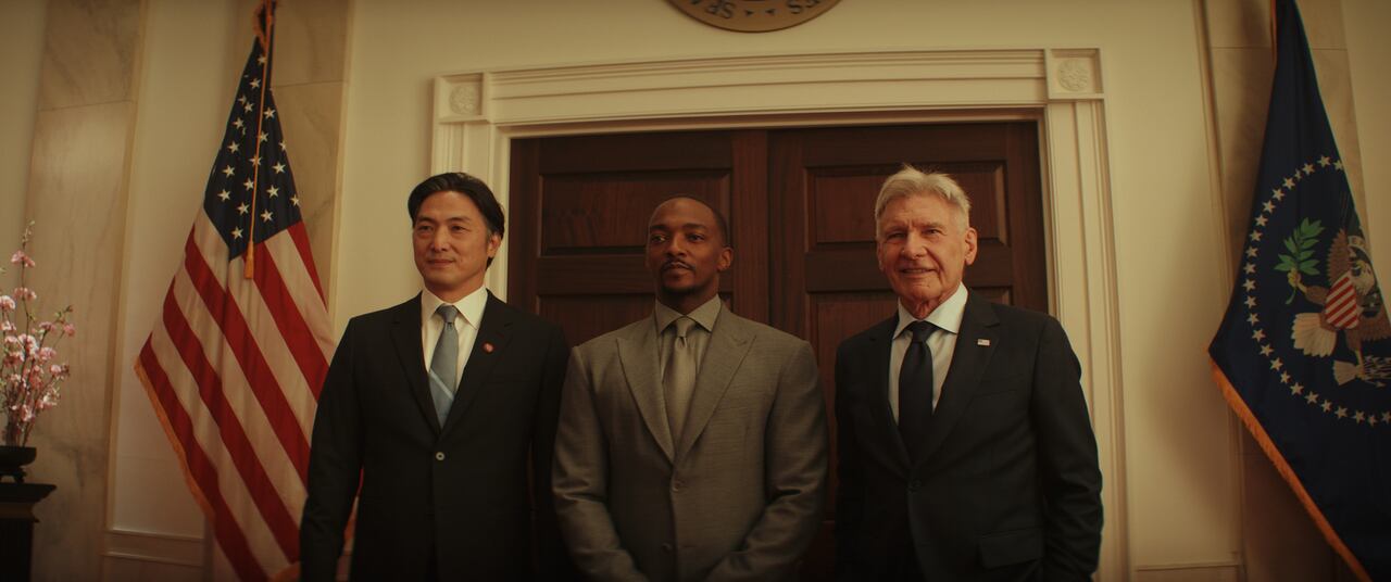A diferencia de otras entregas del filme, en esta no habrá invasiones alienígenas, viajes en el tiempo, sino una amenaza real. (De izquierda a derecha): El primer ministro Ozaki (Takehiro Hira), el Capitán América/Sam Wilson (Anthony Mackie) y el presidente Thaddeus Ross (Harrison Ford) en CAPITÁN AMÉRICA: UN MUNDO BRAVE NEW de Marvel Studios. Foto cortesía de Marvel Studios. © 2024 MARVEL.