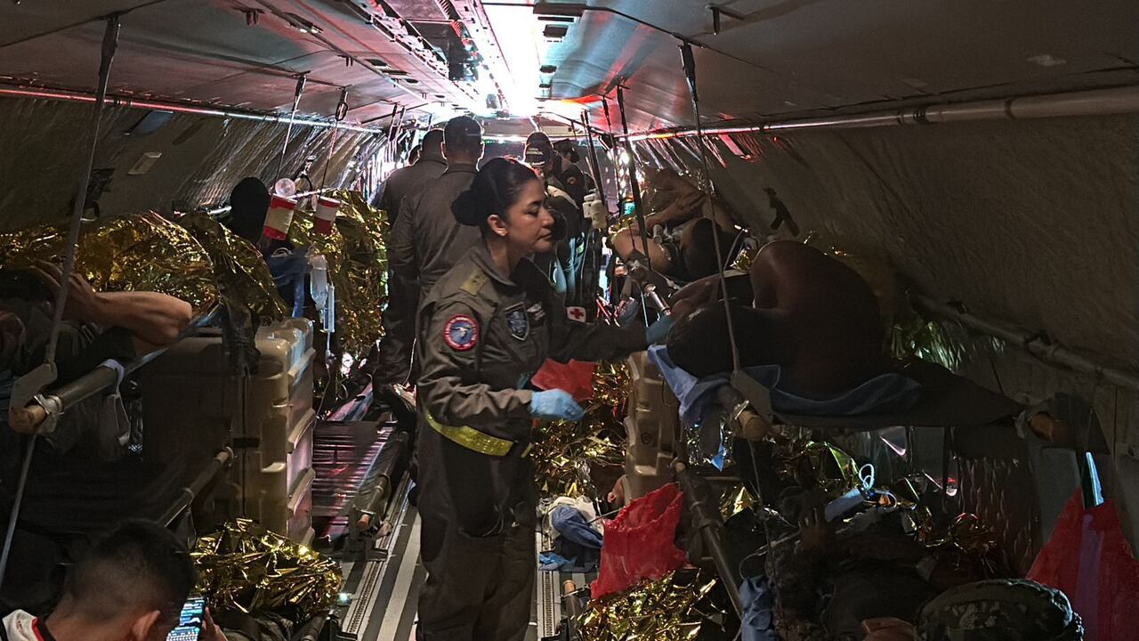 Pilotos, técnicos, médicos especialistas, enfermeros, APH e ingenieros biomédicos de la Fuerza Aérea Colombiana, lograron mantener estables los signos vitales de los pacientes durante los vuelos.