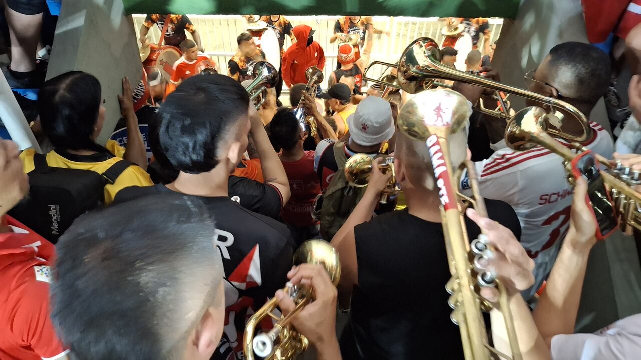 Para Barón Rojo Sur, los instrumentos de su orquesta son fundamentales. Aseguran representar el “corazón” del aliento que lleva al América a las victorias.
Foto Mario Lozada - El País