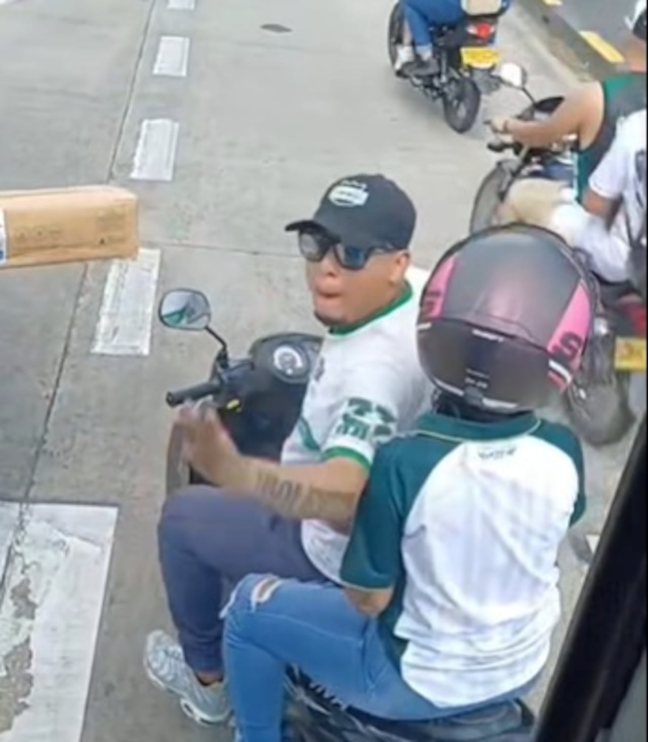 Aficionados del Deportivo Cali bloquearon el paso de un articulado del MÍO para permitir el avance de una caravana rumbo al estadio.