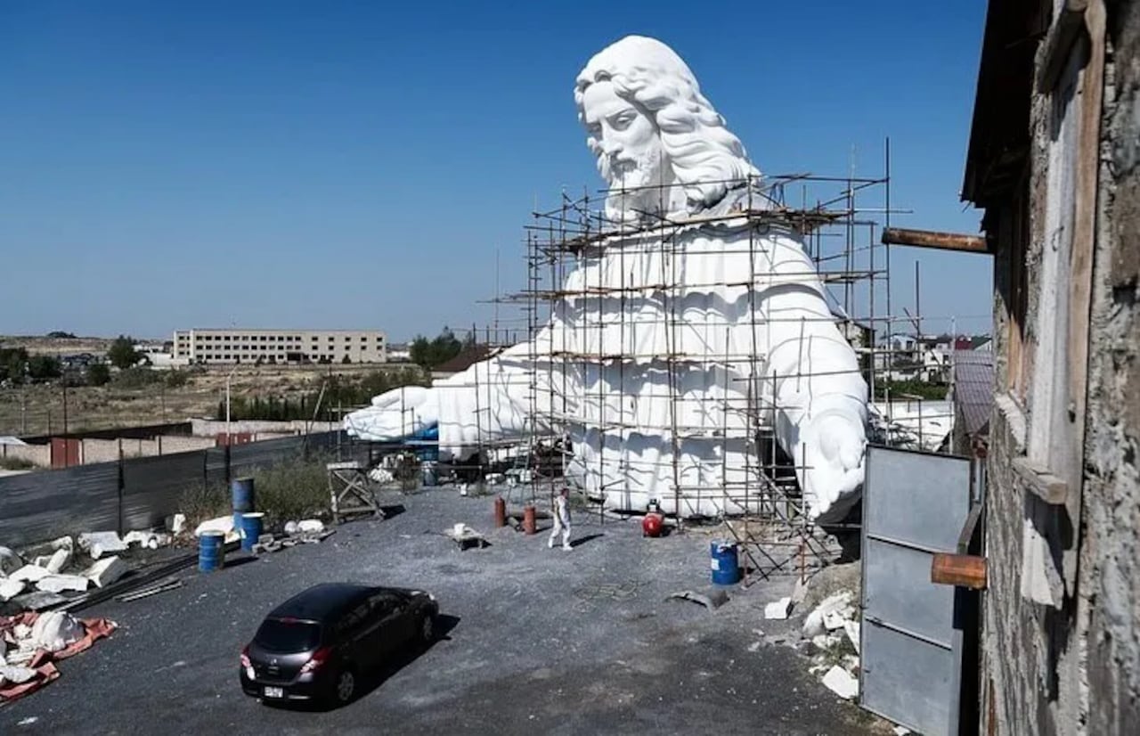 La figura mide 33 metros (en honor a la edad de Cristo) y se apoya sobre un pedestal de 44 metros, sumando un total de 77 metros.