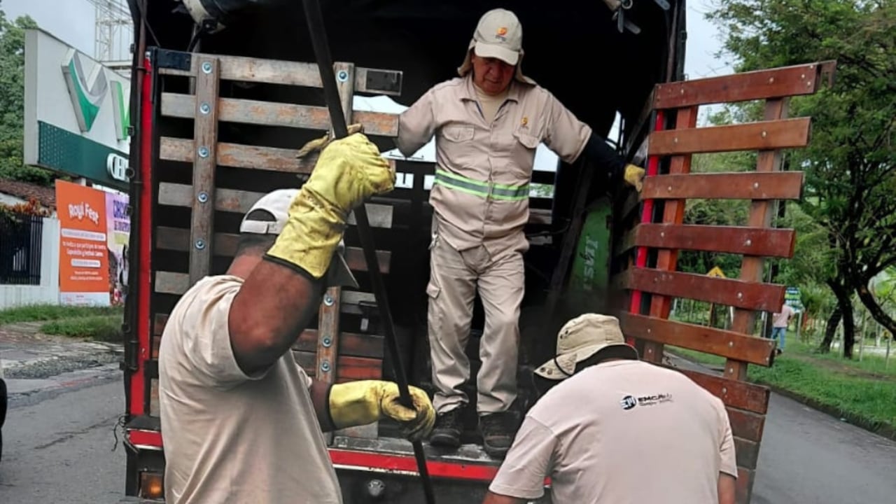 Trabajadores de Emcali repusieron la tapa de alcantarilla que hacía falta en la Carrera 125.