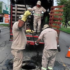 Trabajadores de Emcali repusieron la tapa de alcantarilla que hacía falta en la Carrera 125.
