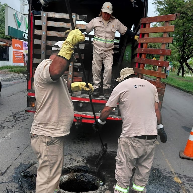 Trabajadores de Emcali repusieron la tapa de alcantarilla que hacía falta en la Carrera 125.