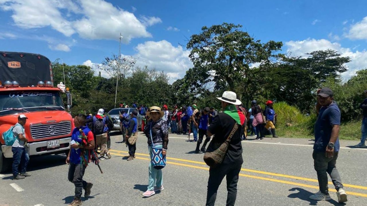 Bloqueos en la Panamericana: Comunidades indígenas nasa se concentran sobre la vía Carretera Panamericana, en el tramo Popayán – Cali, generando largas filas de vehículos en medio de la jornada de protesta por la emergencia educativa en el norte del Cauca.