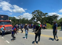 Bloqueos en la Panamericana: Comunidades indígenas nasa se concentran sobre la vía Carretera Panamericana, en el tramo Popayán – Cali, generando largas filas de vehículos en medio de la jornada de protesta por la emergencia educativa en el norte del Cauca.