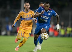 El mediocampista uruguayo de Tigres #08 Fernando Gorriarán (izq.) y el defensa colombiano de Cruz Azul #04 Willer Ditta disputan el balón durante el partido de ida de las semifinales del Apertura de la Liga MX entre Cruz Azul y Tigres en el Estadio Banorte en la Ciudad de México el 3 de diciembre de 2025. (Foto de CARL DE SOUZA / AFP)