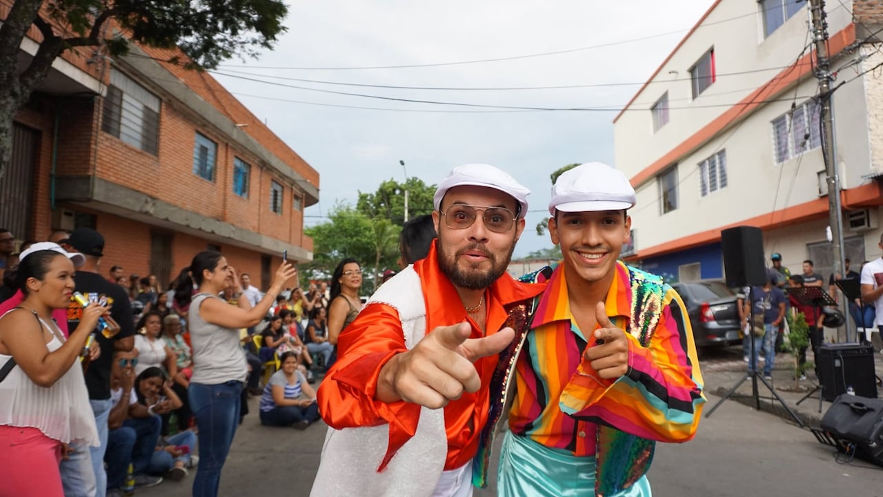 La salsa recupera su esencia popular lejos del espectáculo institucional.