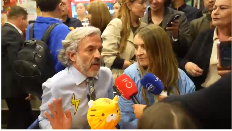 Juan Daniel Oviedo y Paloma Valencia se quedaron esperando la llegada de Abelardo de la Espriella en el centro de Bogotá.