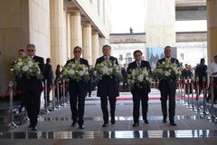 Los presidentes de las altas cortes de Colombia llegaron al acto conmemorativo con una ofrenda floral.
