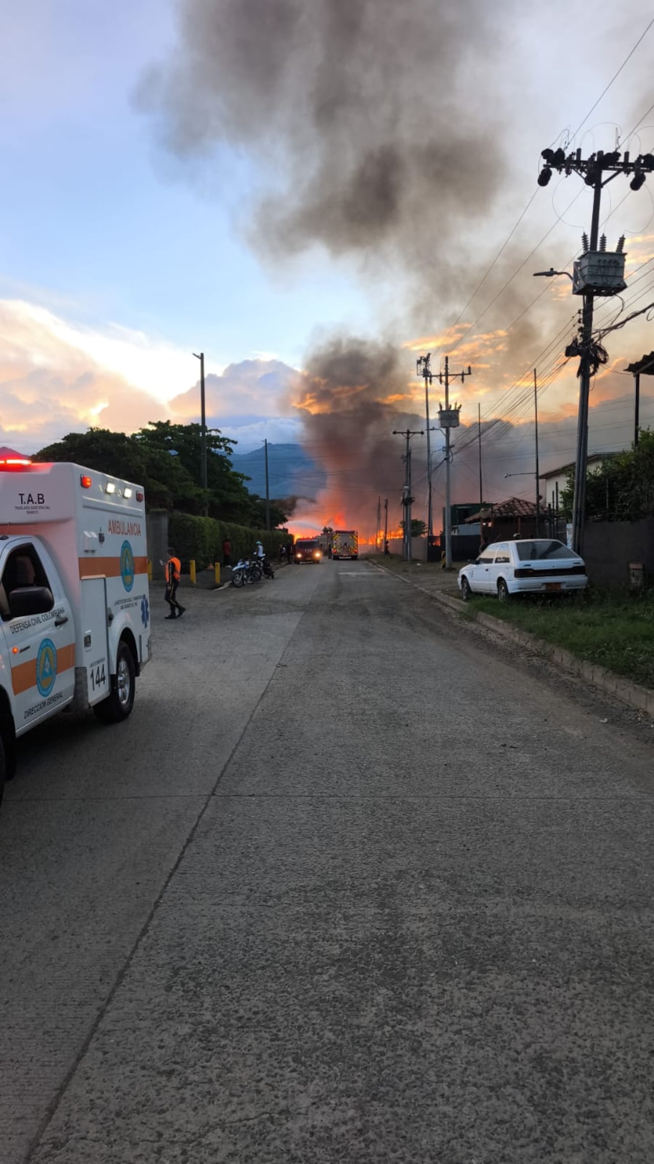 Incendio en Acopi-Yumbo este sábado, 25 de abril.