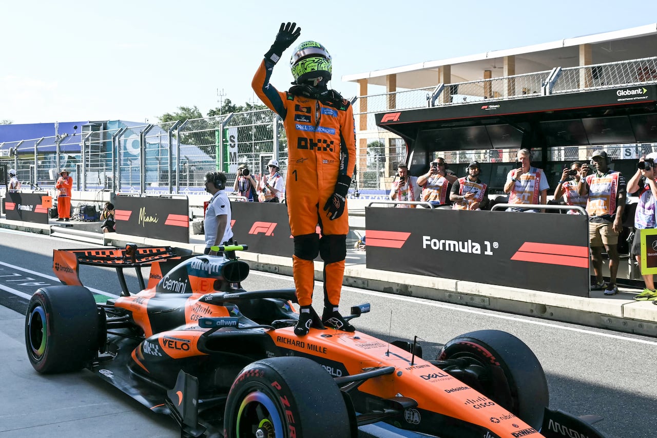 El piloto británico de McLaren, Lando Norris, sale de su coche tras conseguir la pole position durante la sesión de clasificación Sprint previa al Gran Premio de Fórmula 1 de Miami 2026 en el Autódromo Internacional de Miami en Miami Gardens, Florida, el 1 de mayo de 2026. (Foto de CHANDAN KHANNA / AFP)
