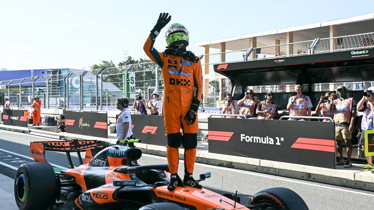 El piloto británico de McLaren, Lando Norris, sale de su coche tras conseguir la pole position durante la sesión de clasificación Sprint previa al Gran Premio de Fórmula 1 de Miami 2026 en el Autódromo Internacional de Miami en Miami Gardens, Florida, el 1 de mayo de 2026. (Foto de CHANDAN KHANNA / AFP)