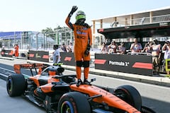 El piloto británico de McLaren, Lando Norris, sale de su coche tras conseguir la pole position durante la sesión de clasificación Sprint previa al Gran Premio de Fórmula 1 de Miami 2026 en el Autódromo Internacional de Miami en Miami Gardens, Florida, el 1 de mayo de 2026. (Foto de CHANDAN KHANNA / AFP)