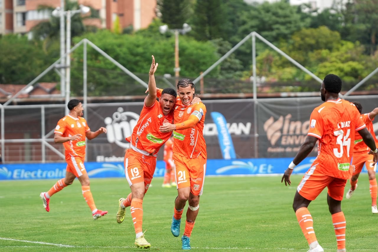 Stiwart Acuña (segundo de izq. a der.) celebra el primer tanto de la final entre Envigado y Real Cartagena en la final de vuelta del Torneo de Ascenso I-2026.