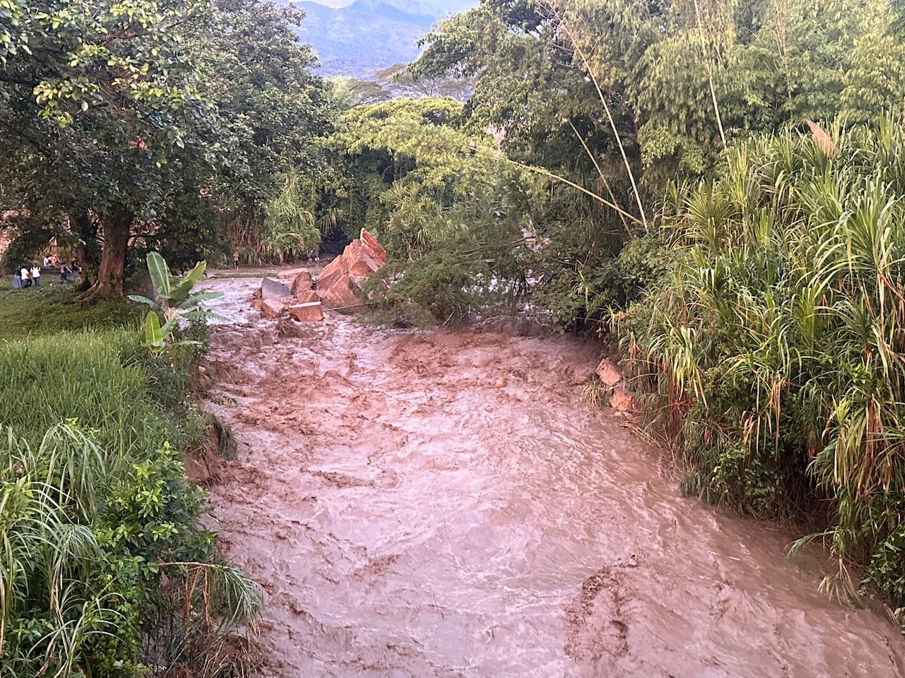 El colapso del histórico puente sobre el río Güengüé, en Miranda, evidencia la fuerza de la creciente súbita provocada por las intensas lluvias en el norte del Cauca.