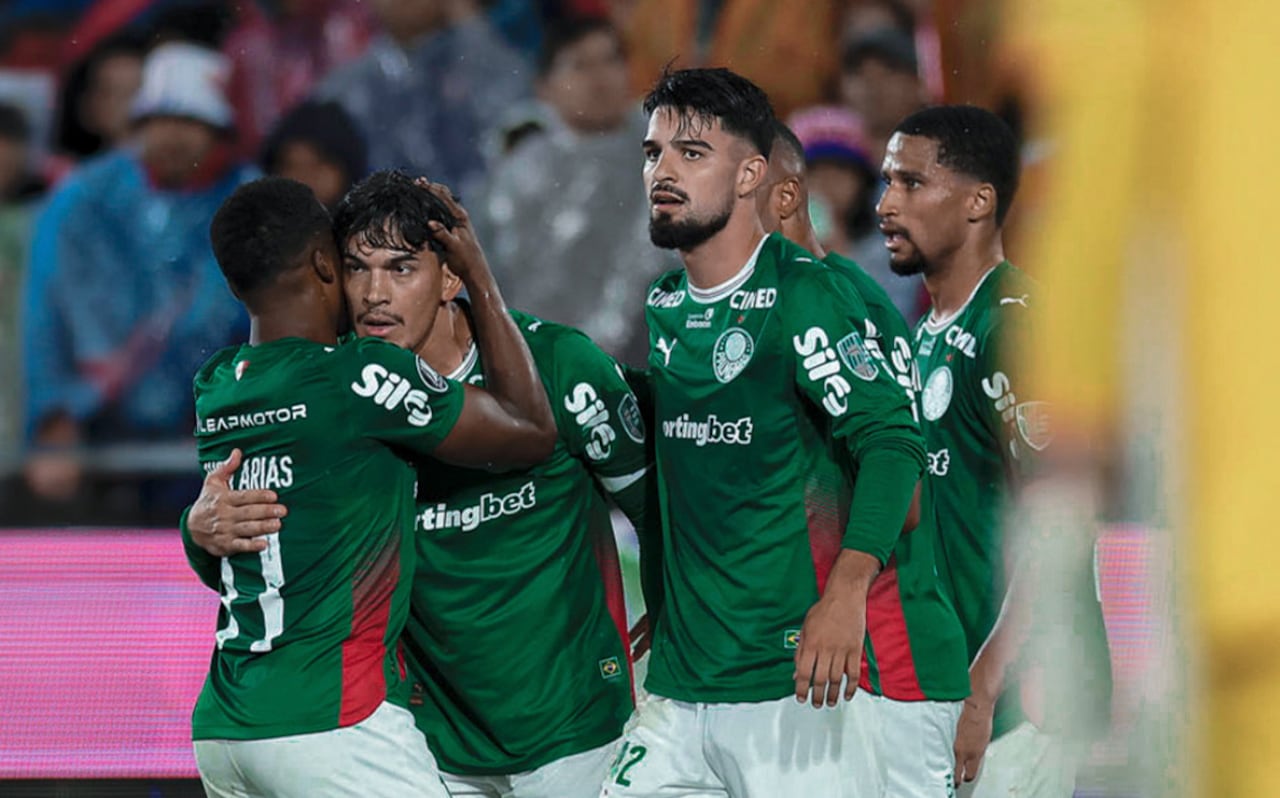Jhon Arias (primero de izquierda a derecha) se abraza con Gustavo Gómez tras darle la asistencia del gol.