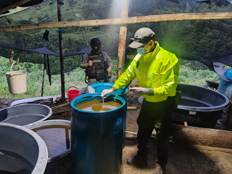 Durante las diligencias de allanamiento y registro en la vereda Cerrillos, las autoridades destruyeron 49 kilogramos de clorhidrato de cocaína, nueve tanques con hoja de coca e insumos químicos, 680 galones de ACPM y maquinaria especializada para el procesamiento de narcóticos, con un valor estimado superior a los 350 millones de pesos.