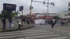 Se están llevando a cabo desvíos con presencia de agentes.