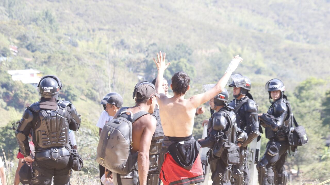 La Policía intenta desalojar a los invasores en un predio del cerro de Las Antenas
