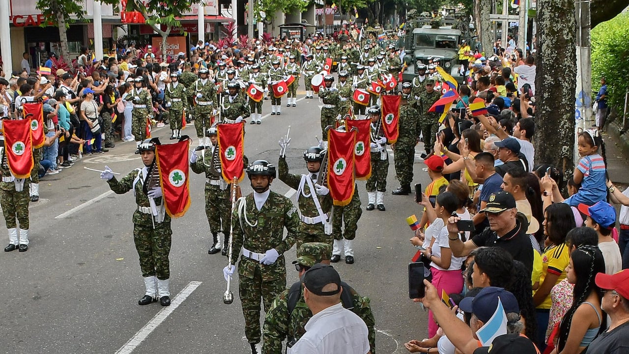 Este domingo 20 de julio, cientos de caleños llegaron hasta la tradicional Avenida Sexta, en el norte de Cali, para acompañar el desfile militar y policial con el que se conmemoraron los 215 años de la Independencia de Colombia, El desfile comenzó en la Plazoleta Jairo Varela y terminó en el CAI de Chipichape, en el norte de la ciudad y se convirtió en un acto lleno de civismo, orgullo patrio y reconocimiento a la labor de la Fuerza Pública. Fotos Raúl Palacios / El País.