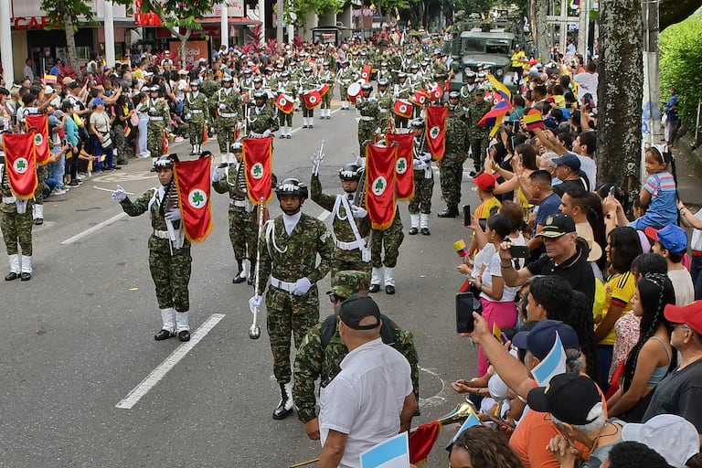 Este domingo 20 de julio, cientos de caleños llegaron hasta la tradicional Avenida Sexta, en el norte de Cali, para acompañar el desfile militar y policial con el que se conmemoraron los 215 años de la Independencia de Colombia, El desfile comenzó en la Plazoleta Jairo Varela y terminó en el CAI de Chipichape, en el norte de la ciudad y se convirtió en un acto lleno de civismo, orgullo patrio y reconocimiento a la labor de la Fuerza Pública. Fotos Raúl Palacios / El País.