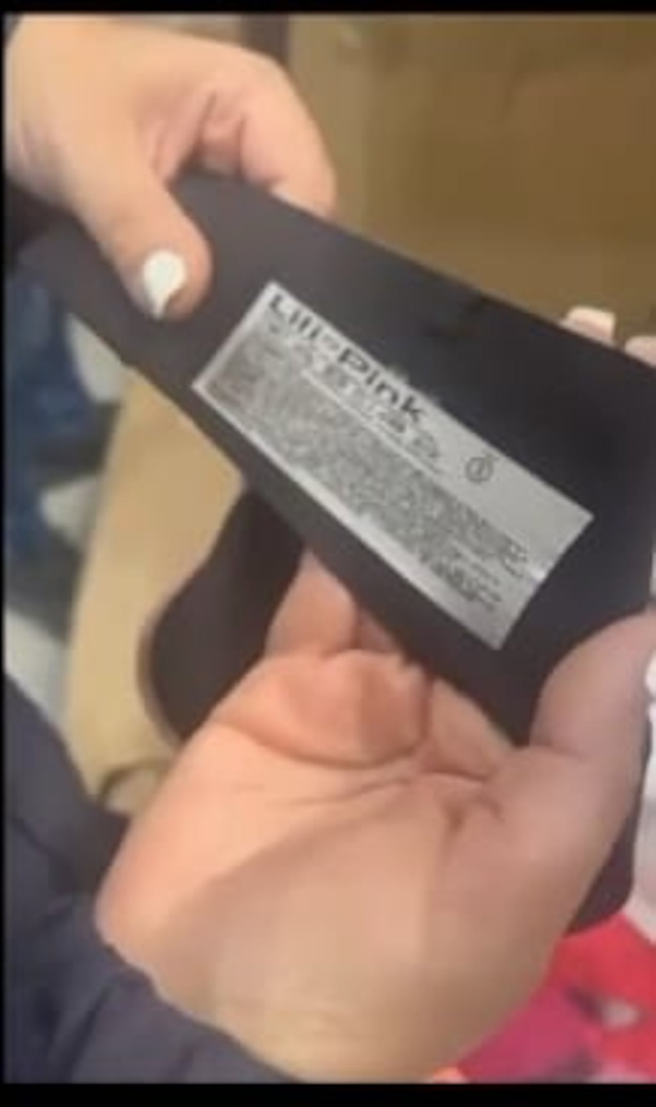 Prenda encontrada con la marca de Lili Pink en la cual figuran los importadores.