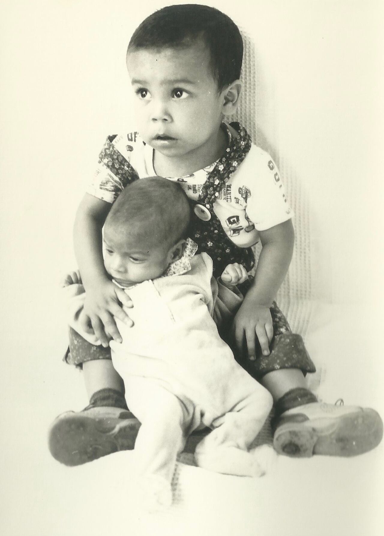 Saúl Huijbers junto a su hermana adoptiva, Claudia Beatriz Huijbers (Aragón).